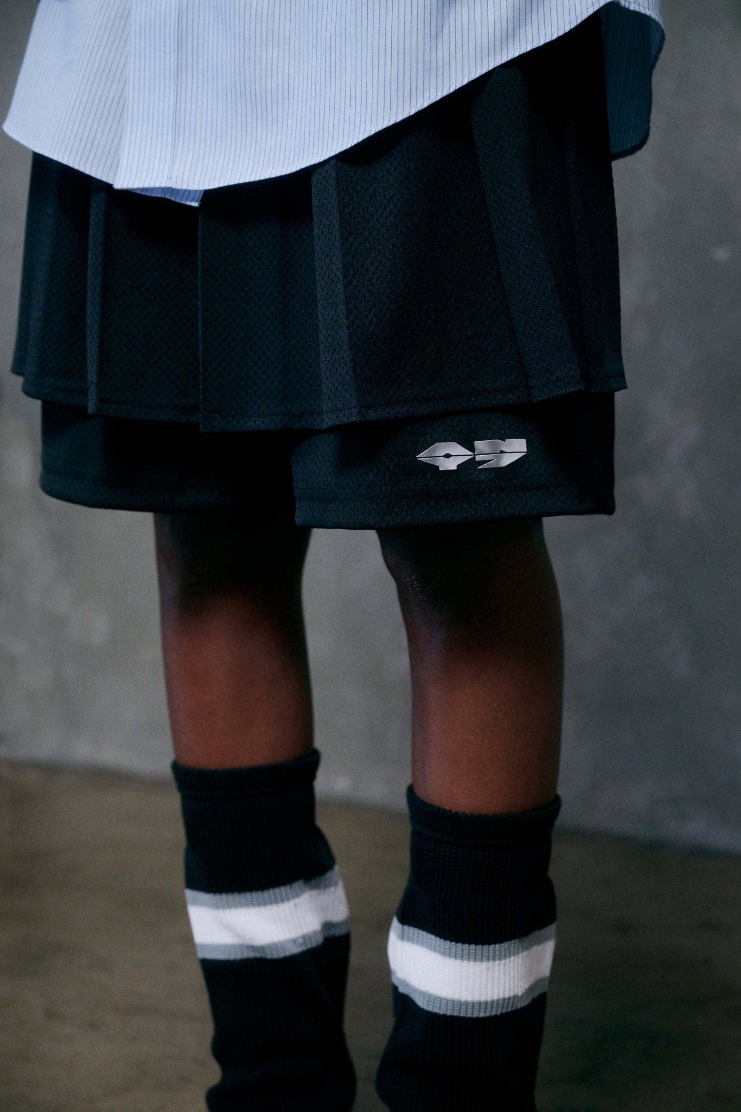 OVRLNDR PLEATED PANEL LONG MESH SHORT - Black